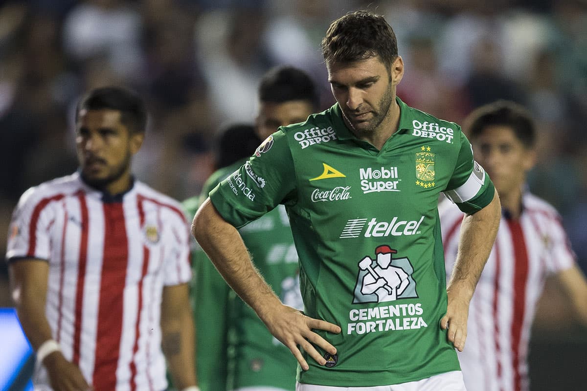 La frustración del argentino Mauro Boselli al consumarse la eliminación del León con la derrota en condición de local.