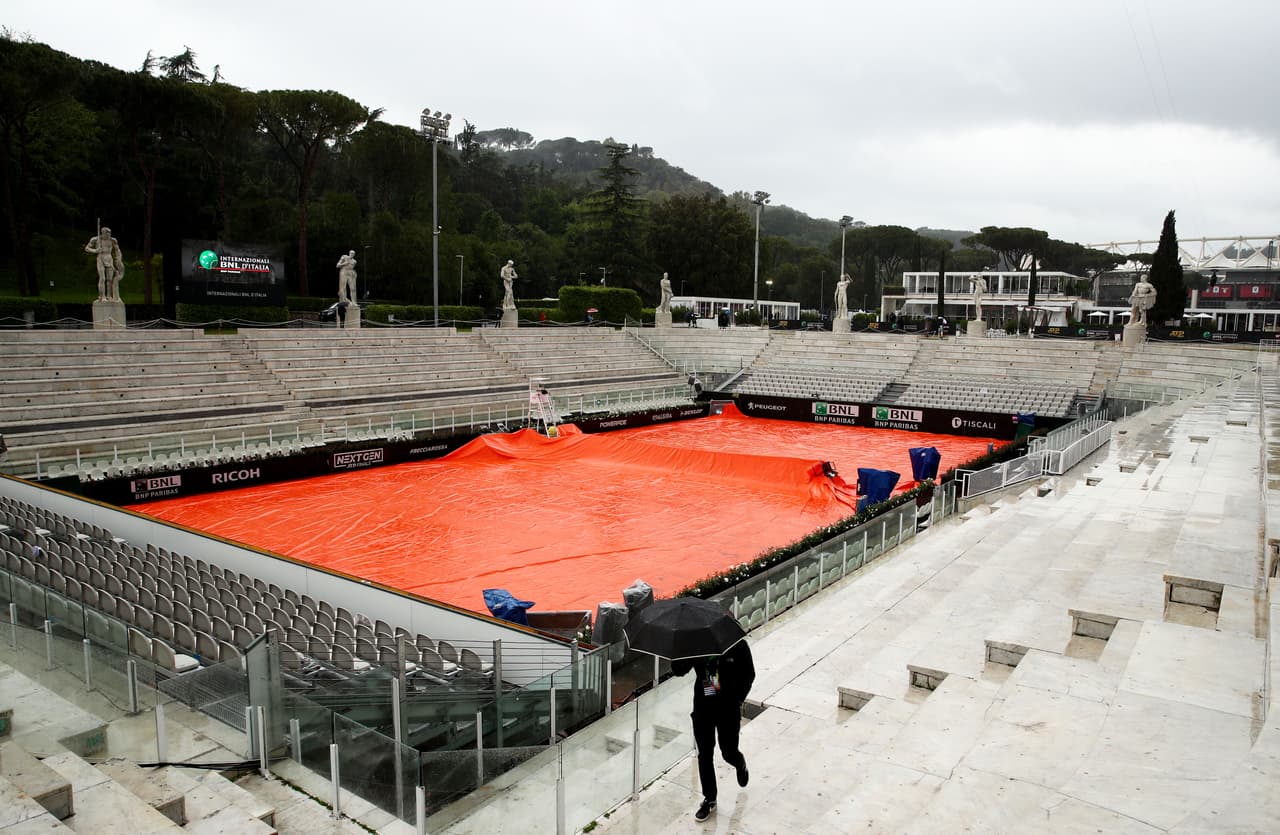 Los fanáticos del tenis mundial y los presentes en Italia se quedaron con las ganas de ver el debut de Roger Federer, Rafael Nadal y Novak Djokovic en el Masters 1,000 de Roma, cuya jornada se suspendió por la lluvia.