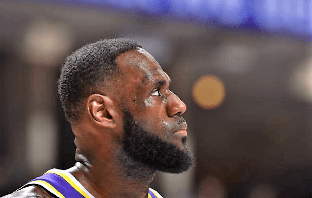 Si LeBron James fuera un escritor y estuviera escribiendo un libro en el que se registran sus epopeyas, estaríamos hablando de un tomo bastante grueso por todos los episodios que hay por relatar.