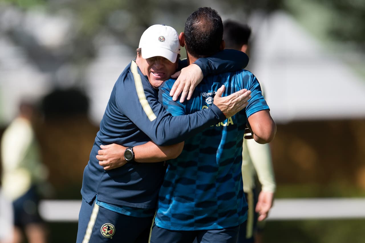 La cercanía con los jugadores es una de las fortalezas que tiene Herrera, cuya informalidad y personalidad extrovertida es bien recibida en el grupo.