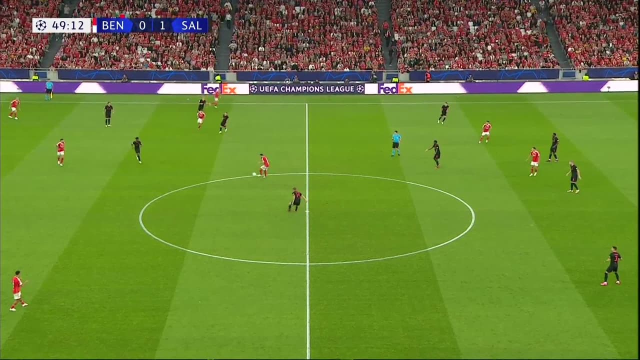 ¡TIRO ATAJADO! disparo por Petar Musa.