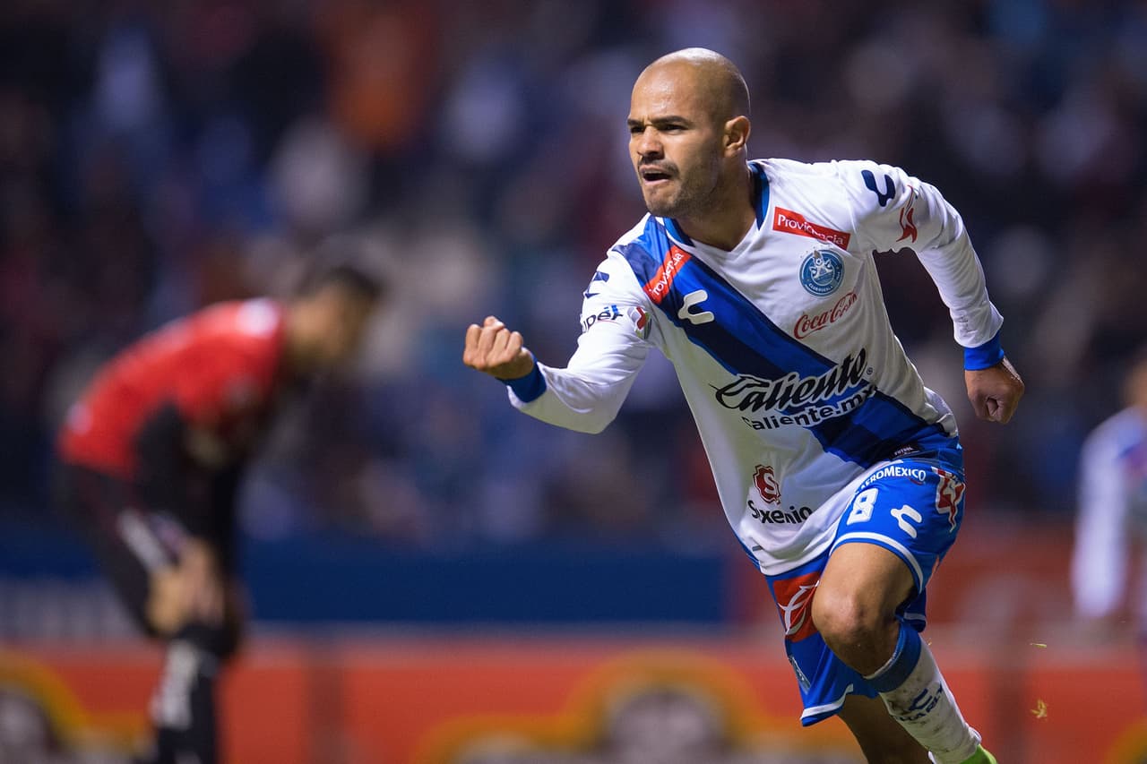 Pero sus condiciones no se quedan solo en el drible. Es preciso en los pases y su lectura de los juegos suele ser estupenda.