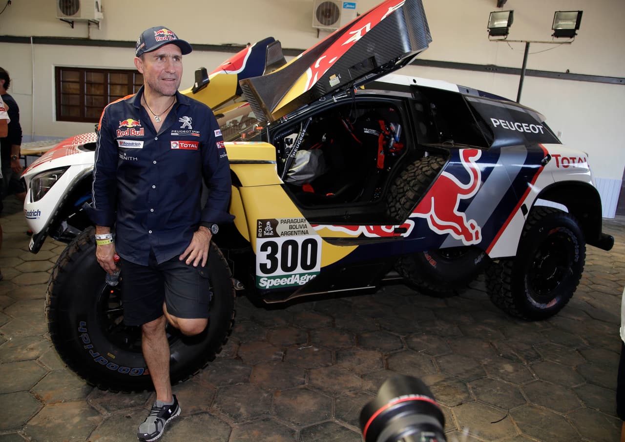 El presidente de Paraguay, Horacio Cartes, y el de Bolivia, Evo Morales, despidieron a la caravana del Dakar en el podio de largada en Asunción en la previa del comienzo el lunes 2 de enero, cuyo trayecto recorre territorio de ambos países más Argentina. El acto simbólico congregó a decenas de miles para la travesía que finaliza el 14 de enero en Buenos Aires.