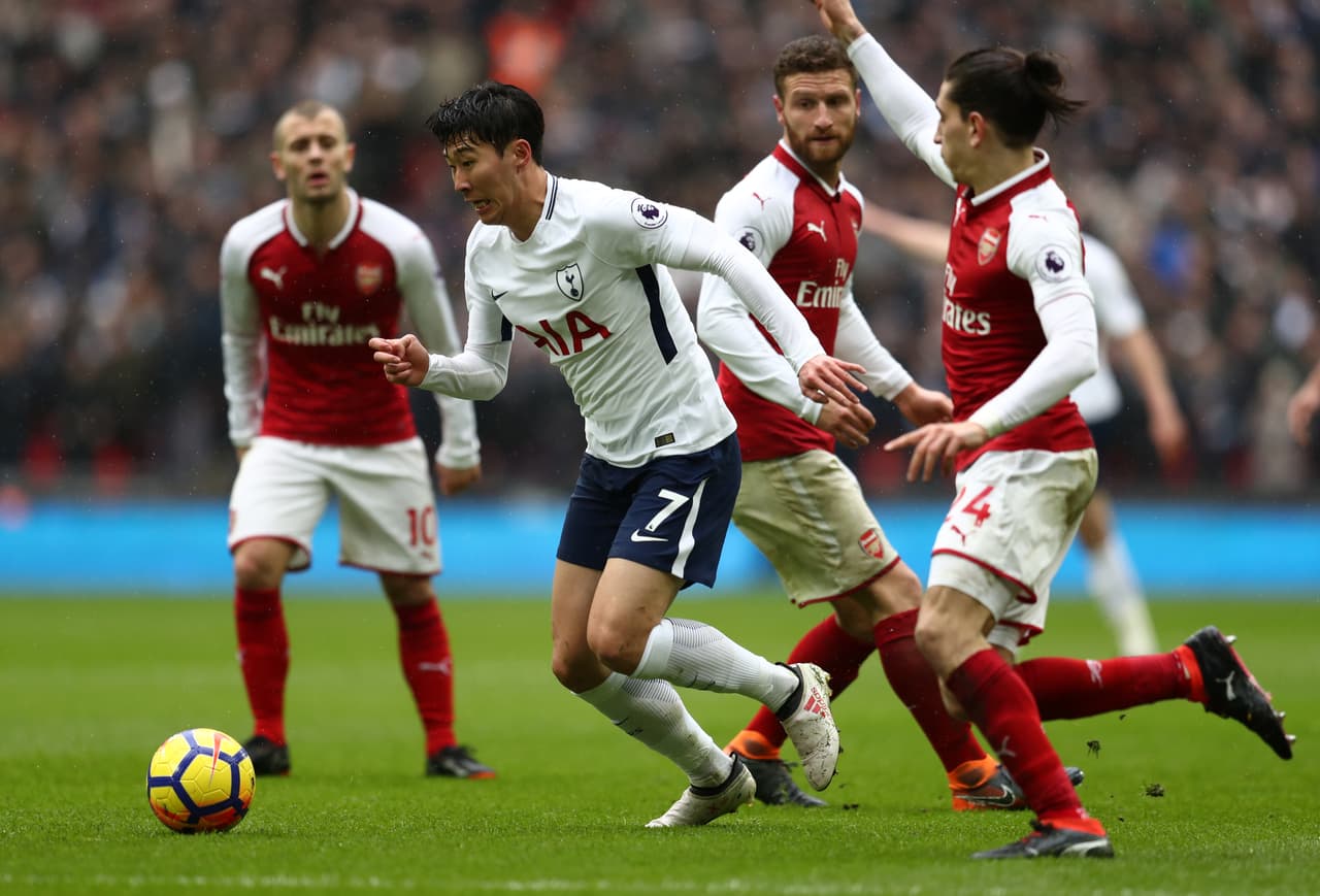 Arsenal y Tottenham son protagonistas del Gran Derbi de Londres –Derbi del Norte de Londres–. La rivalidad surgió después de la guerra (1919) cuando los Gunners le ganaron una votación a los Spurs para ascender a Primera División en el proceso de reestructurar el fútbol local. Arsenal ha ganado 81 veces y el Tottenham 63.