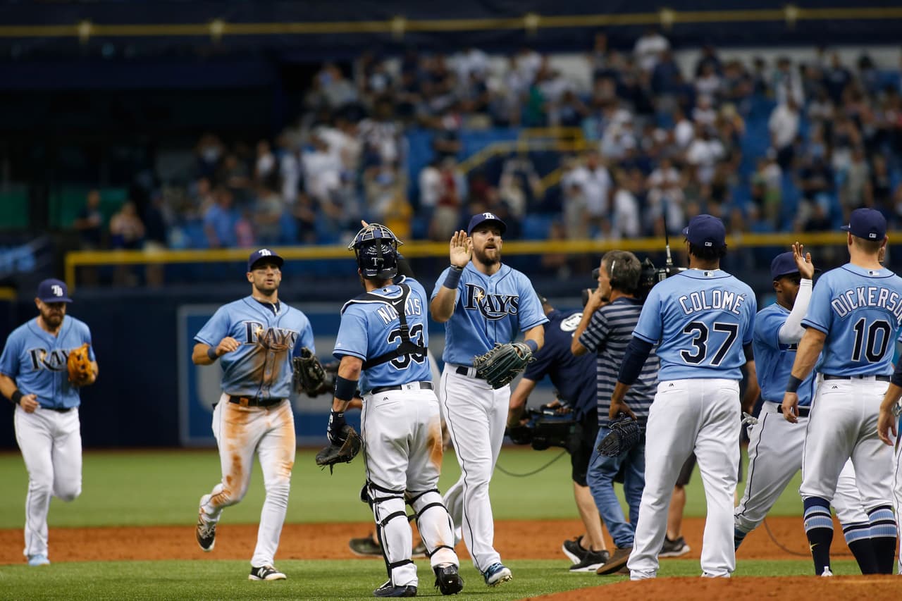 El cerrador dominicano Alex Colomé tuvo que reemplazar al novato Austin Pruitt con las bases llenas en el noveno, permitiendo un elevado de sacrificio al emergente Chris Carter antes de apuntarse el salvamento.