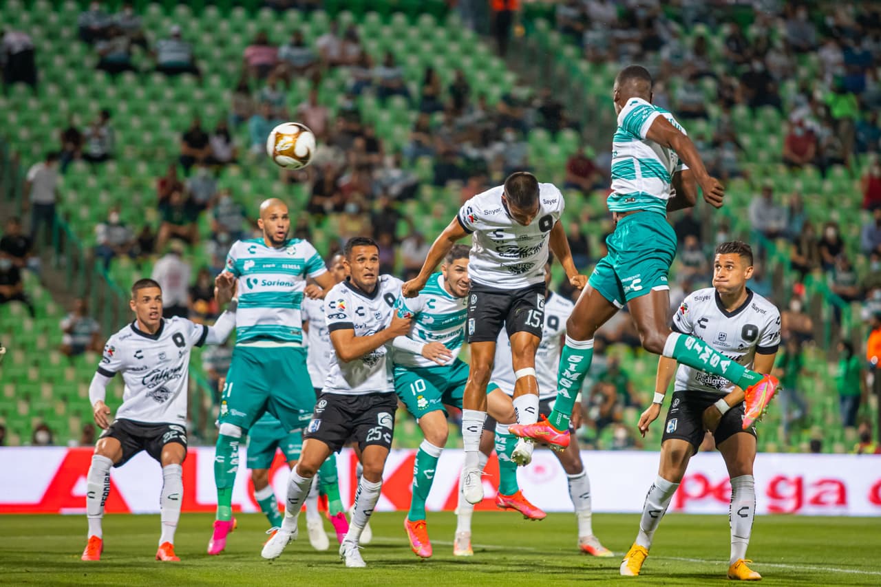 Santos no se despeinó y sin acelerar le pasó por encima a unos Gallos Blancos de Querétaro que se desfondaron desde el primer tiempo en un partido muy ligero para los de Guillermo Almada.