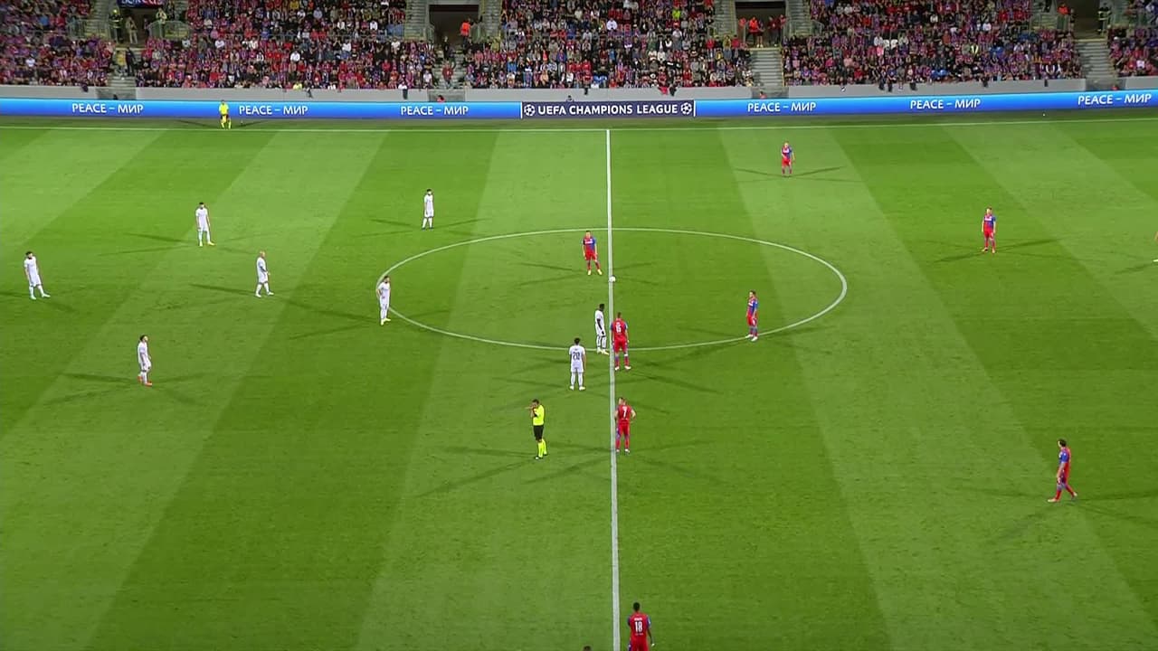 Arranca el partido y la pelota está en juego.