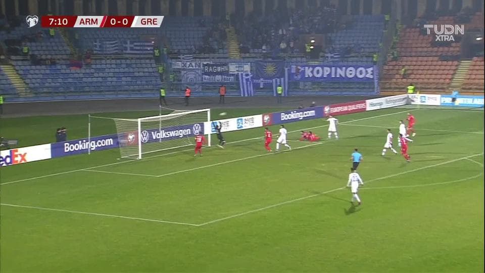 ¡CERCA!. Petros Mantalos disparó que se estrella en el poste.