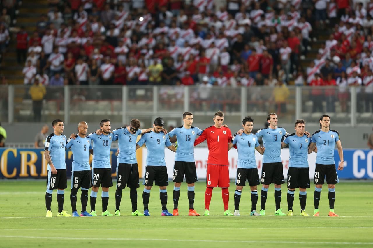 Antes del partido se vivió de nuevo un homenaje a las víctimas de las torrenciales lluvias que afectan a Perú.