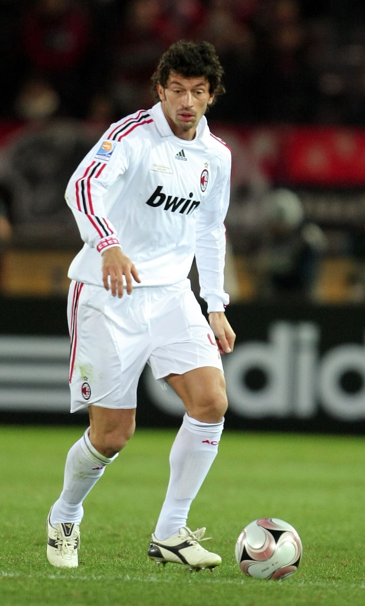 Kaja Kaladze. - El jugador del Milán sufrió con el secuestro de su hermano en el 2001. La familia y el futbolista estuvieron negociando por largo tiempo el rescate, para desgracia de Kaladze el rescate nunca llegó y 5 años después encontraron sin vida a su hermano.