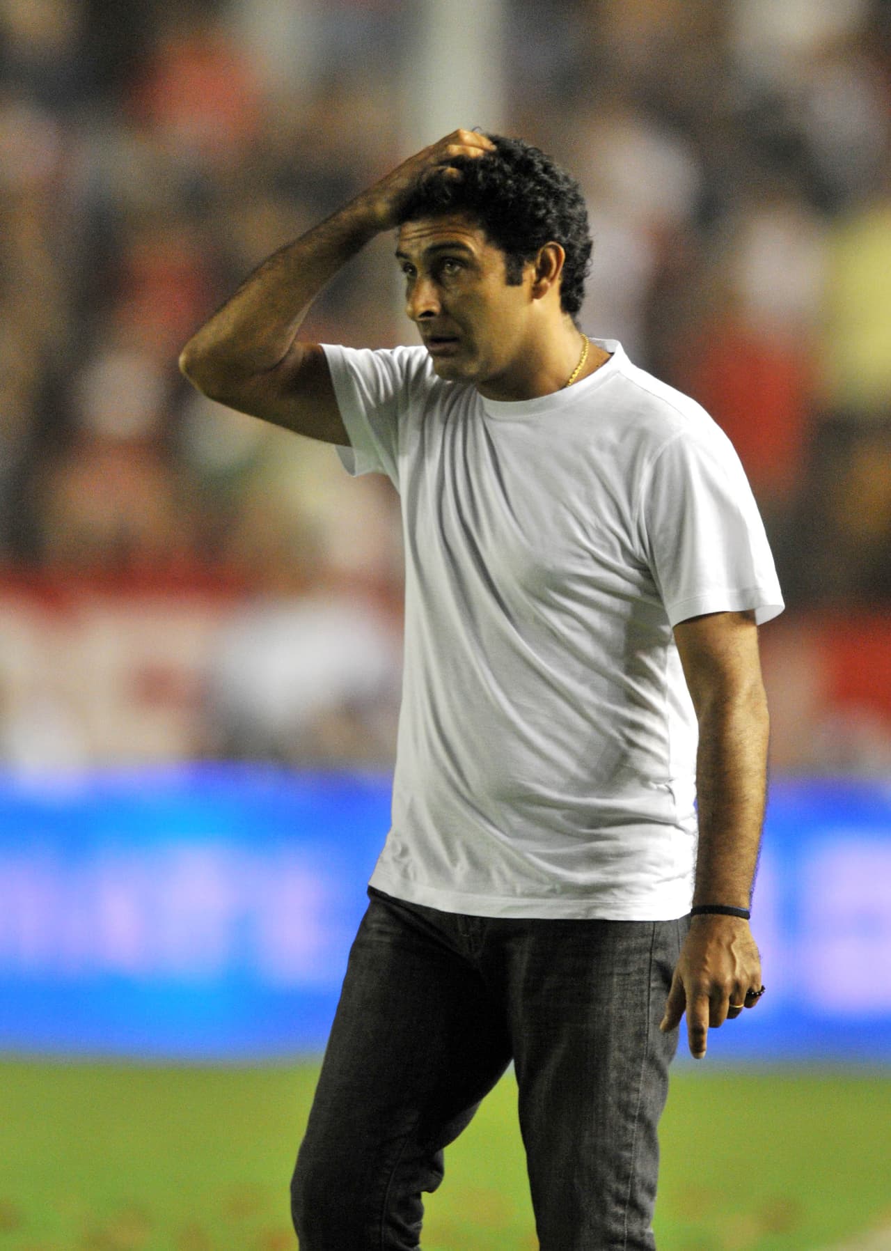 Leonardo Astrada. - El futbolista del River Plate vivió una pesadilla en el 2003 cuando secuestraron a su padre el 26 de junio. Los secuestradores tuvieron al papa de Leonardo cautivo 27 días hasta que la policía detuvo a los criminales.