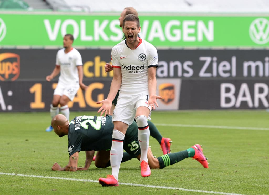 Mijat Gacinovic demuestra su enojo luego de haber fallado una ocación clara frente a Koen Casteels.