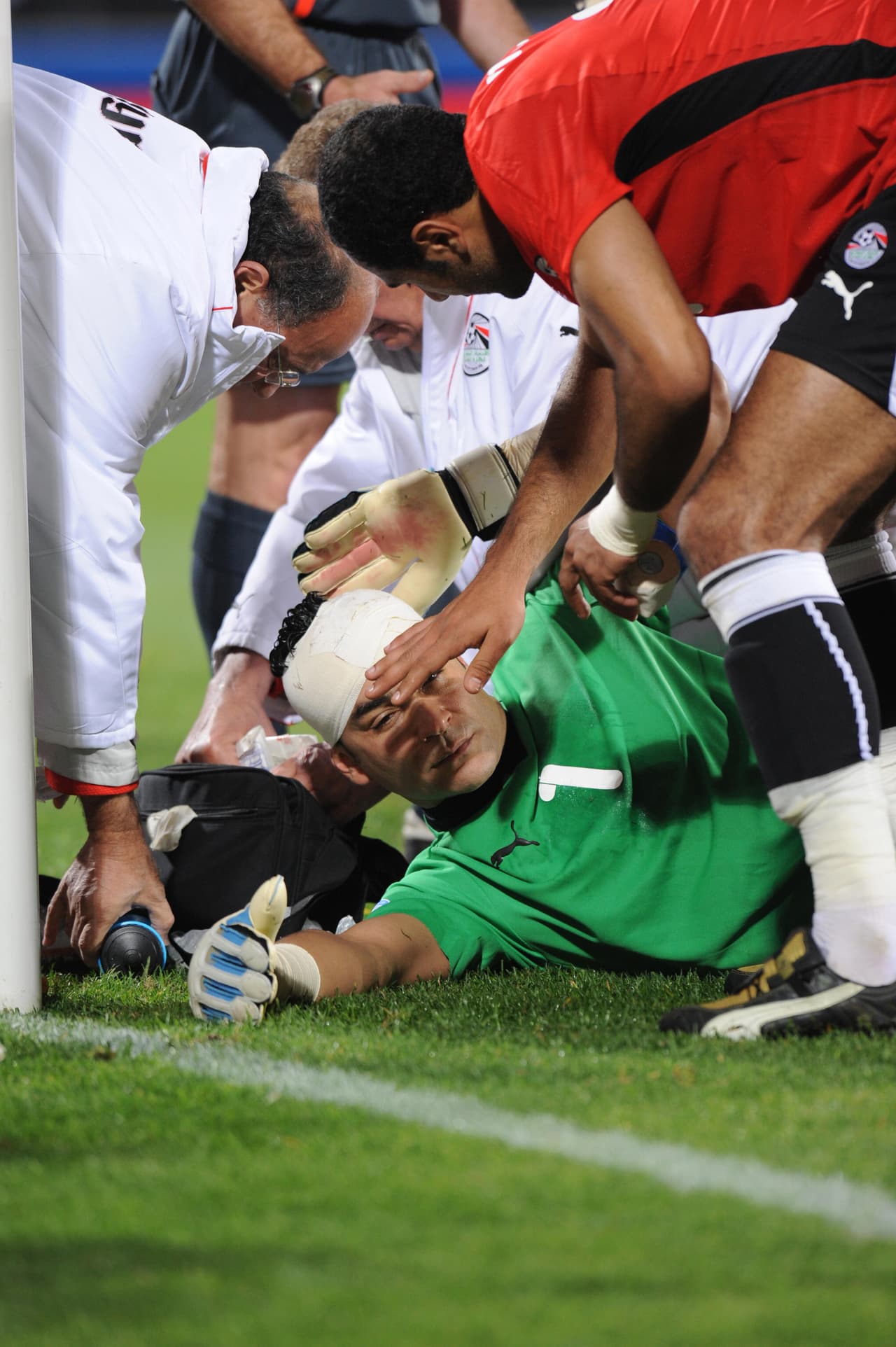En ese partido El-Hadary tuvo que ser atendido luego de un choque y un golpe en si cabeza dentro del área.
