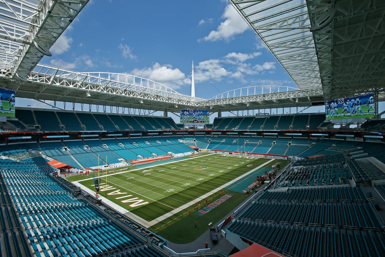 Ahora llamado Hard Rock Stadium, casa de los Miami Dolphins ha tenido varias remodelaciones, la más reciente en 2015. Tiene aforo para 64 mil personas en una de las ciudades más vibrantes del mundo.