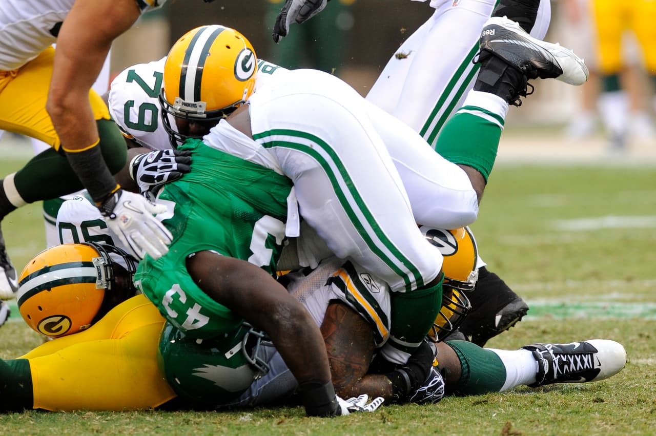 El
<b>12 de septiembre de 2010 </b>el jugador
<b>Leonard Weaver </b>sufrió una tremenda lesión de rodilla jugando para los Philadelphia Eagles ante Green Bay Packers. En un tackle su rodilla quedó doblada totalmente.