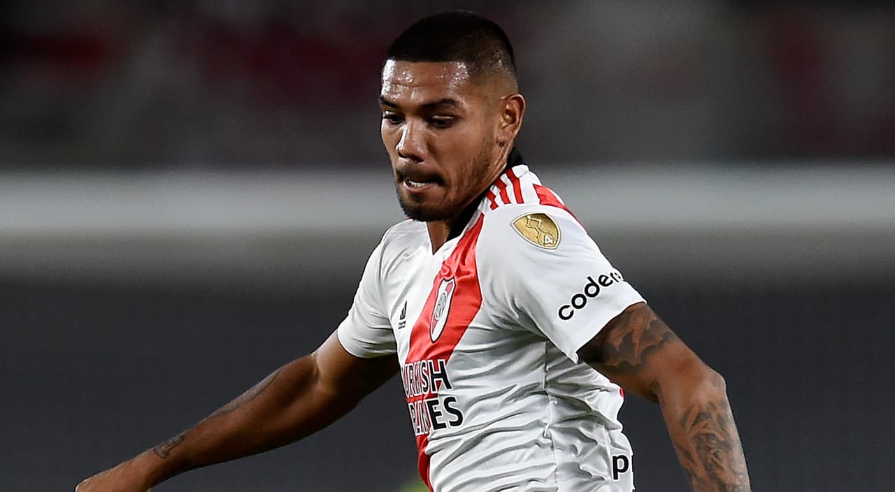BUENOS AIRES, ARGENTINA - APRIL 13: Hector David Martinez of River Plate runs with the ball during the Copa CONMEBOL Libertadores 2022 match between River Plate and Fortaleza at Estadio Monumental Antonio Vespucio Liberti on April 13, 2022 in Buenos Aires, Argentina. (Photo by Marcelo Endelli/Getty Images)