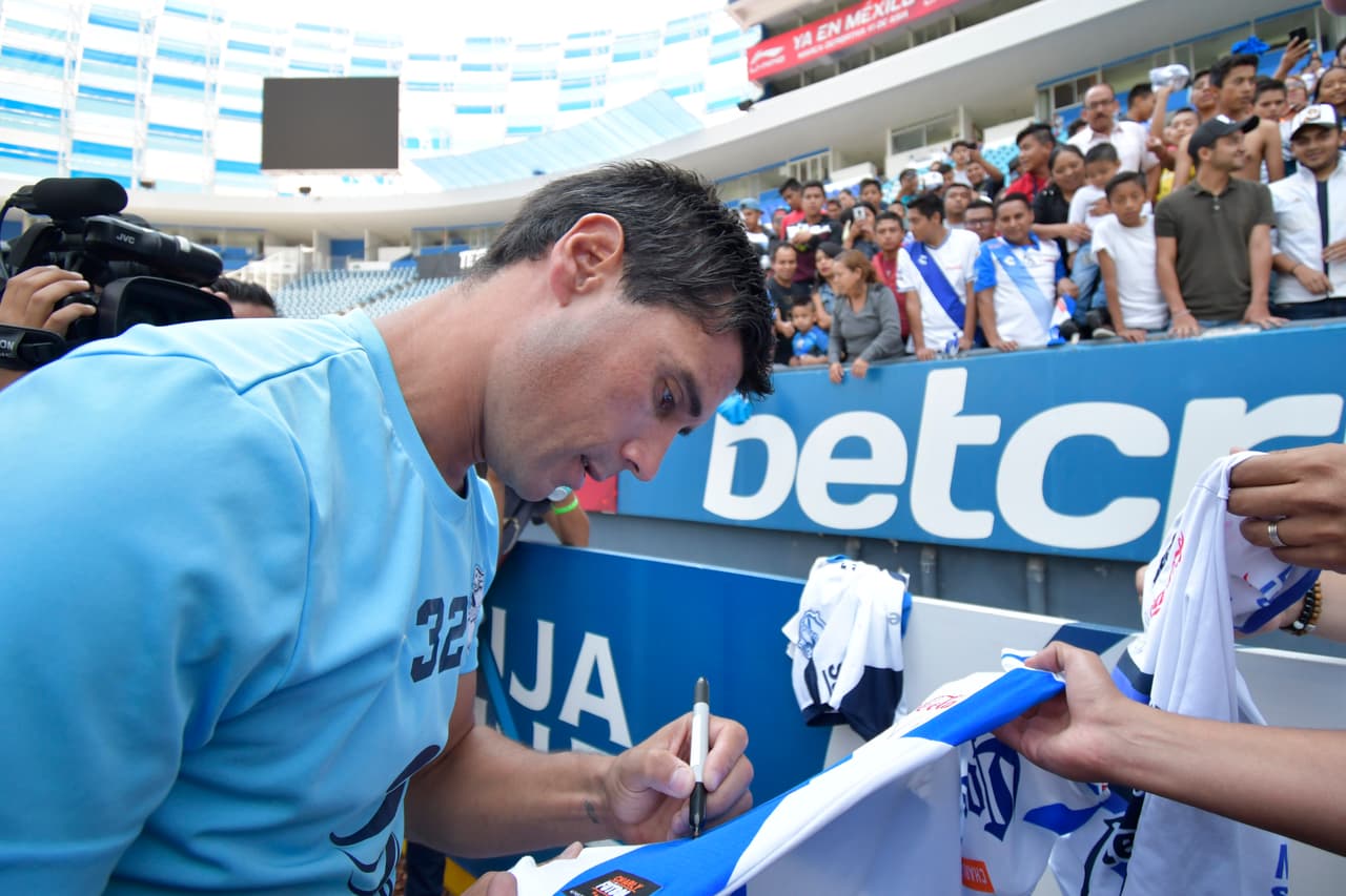 Los fanáticos llegaron al estadio Cuauhtémoc para respaldar al Puebla previo a su partido clave contra Xolos en Tijuana, al que deben vencer para meterse en la Liguilla, un sueño de los aficionados.