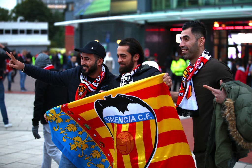 La afición del valencia feliz porque su equipo ya supo lo que es ganar un partido en la Liga luego de una cadena de empates que parecían eternos.