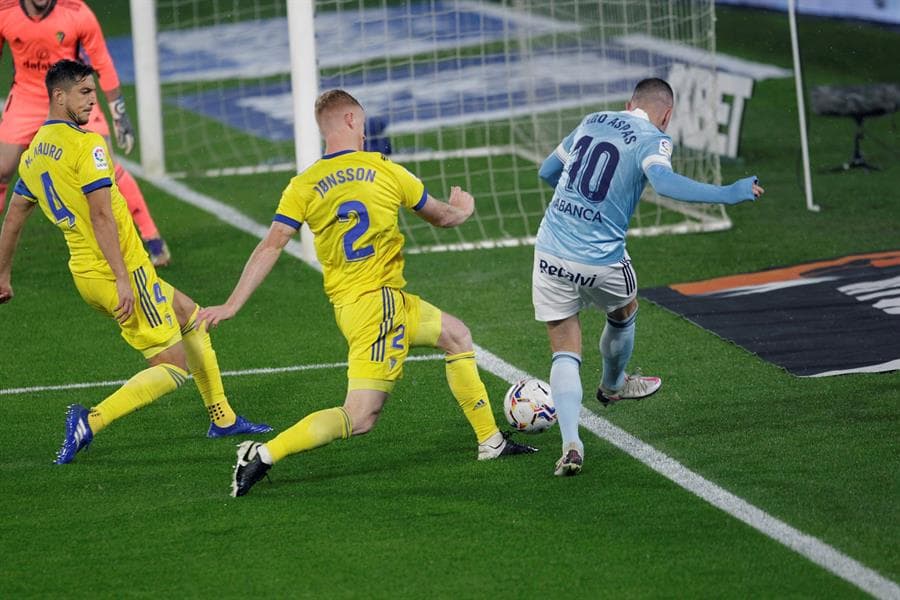 Celta de Vigo no tiene piedad y golea a Cádiz 4-0. Nolito abrió el marcador al minuto 6, seguido de Iago Aspas y Fran Beltrán. La cereza en el pastel fue de Brais Mendes y así fue cómo se llevaron los tres puntos en la Jornada 13 de LaLiga.