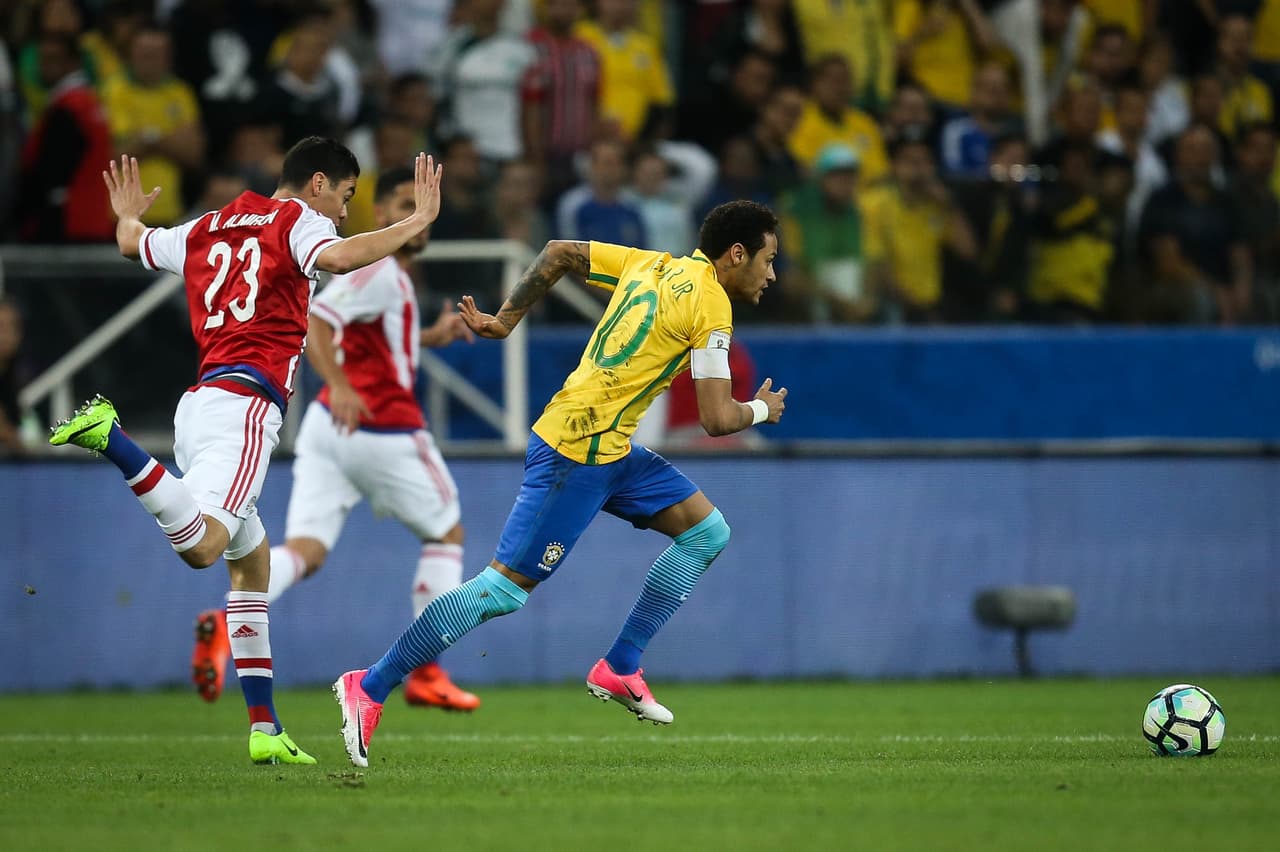 El dominio brasileño, pintado con colores del 'jogo bonito', se hizo evidente en el minuto 41 del segundo tiempo cuando, a pase de tacón de Paulinho, Marcelo definió por encima del arquero para el 3-0 definitivo.