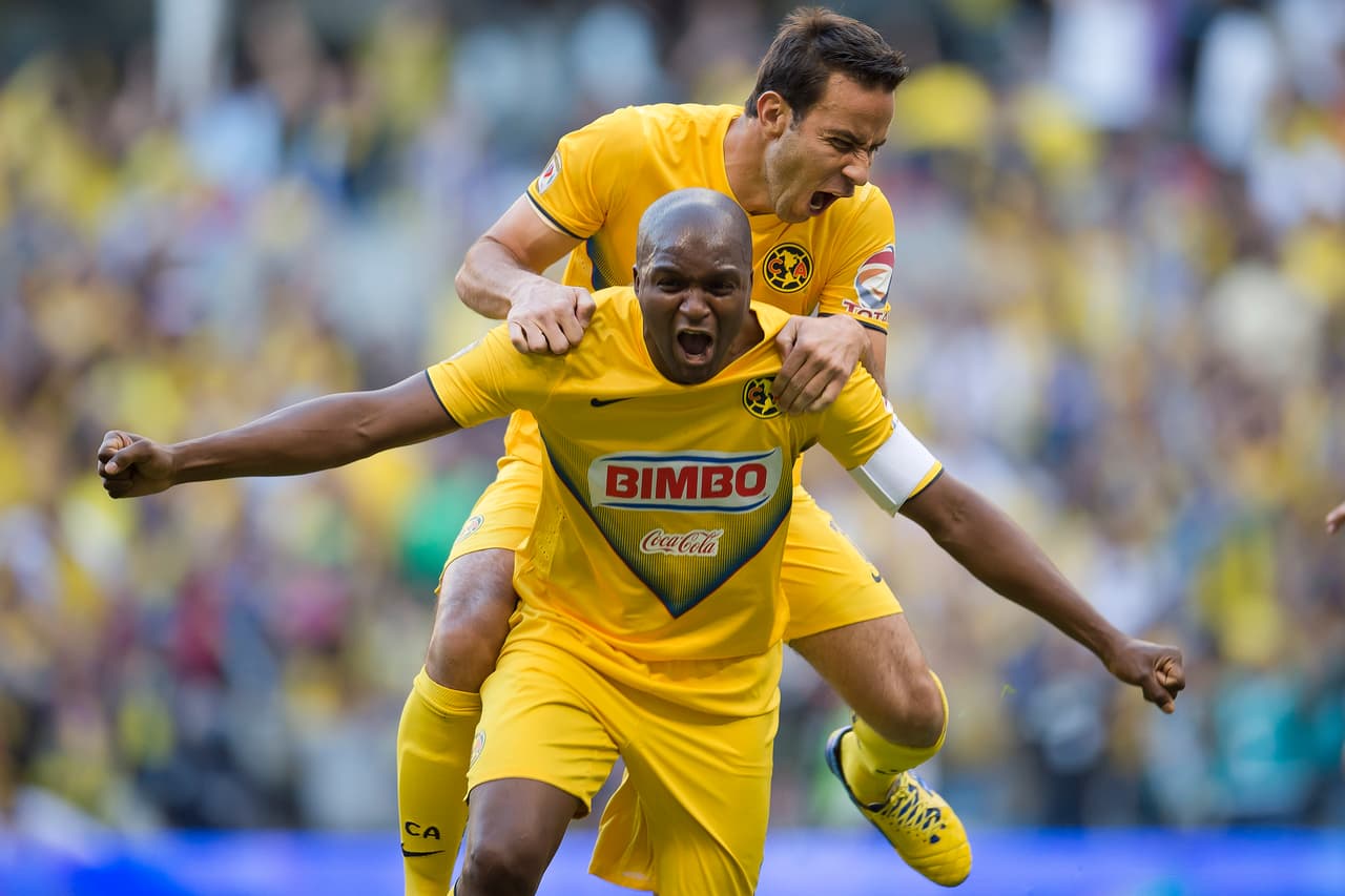 También destacado con Pachuca, Aquivaldo Mosquera recaló en América tras su paso por Sevilla en España. El defensa se convirtió en capitán y figura americanista, campeón en la memorable final contra Cruz Azul en 2013.
