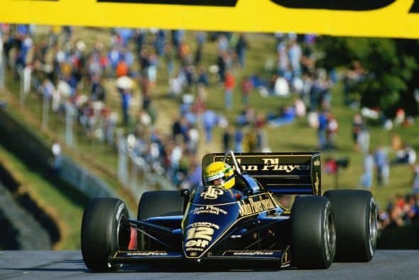 Al año siguiente, como piloto titular de Lotus-Renault, Senna logró su primera 
<i>pole position</i> y su 
<b>primera victoria </b>en el Gran Premio de Portugal en Estoril, el mismo lugar donde logró uno de sus tres podios el año anterior, bajo una lluvia intensa lluvia. Senna demostró ser un especialista en pistas mojadas donde se mostraba invencible.
<br>
<br>Senna permaneció con Lotus hasta 1987, año en que esa escudería comezó a usar motores V6 turbo de Honda.