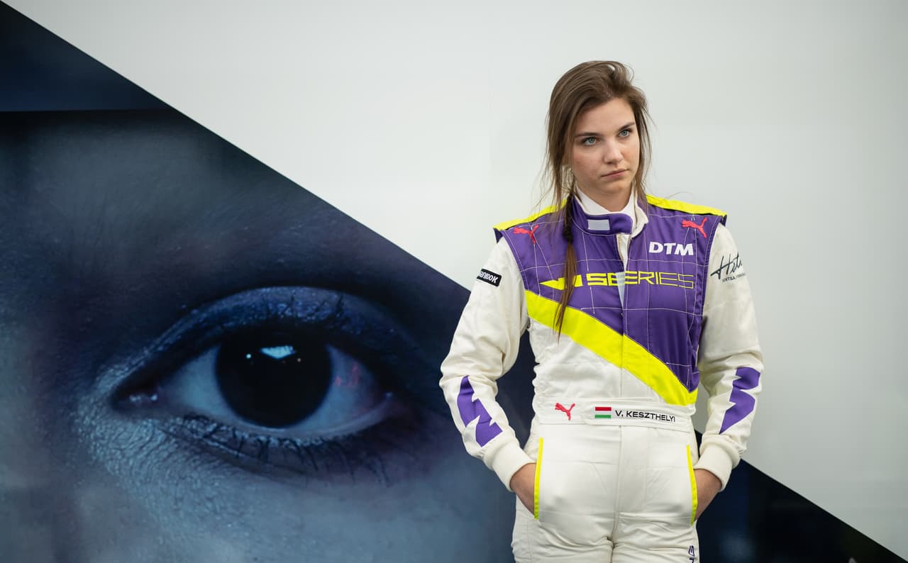 A partir de este viernes la polémica W Series, fórmula exclusiva para mujeres, dio inicio con las pruebas libres en Hockenheim, Alemania, donde el día domingo se correrá la primera válida del calendario. Las pilotos y sus equipos ya comenzaron a vivir esta novedosa experiencia que espera dar mucho de qué hablar.