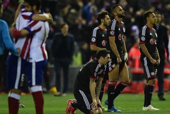 Llegaría el turno de los penales y con ellos el dramatismo. Pues de los primeros 4 penales cada equipo fallaría 2 y anotaría 2.