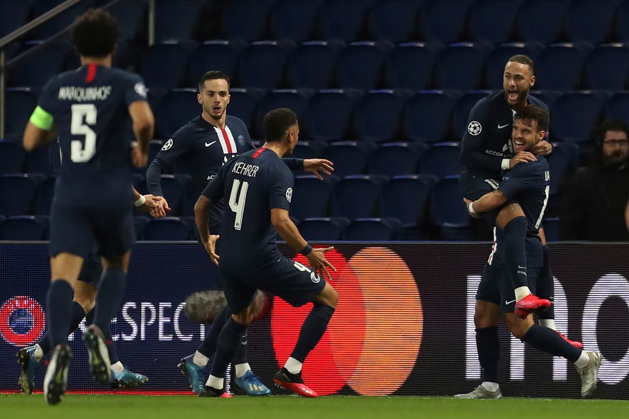 Juan Bernat celebra el segundo gol en minutos extras de la primera mitad del pratido, poniendo ya como ventaja al PSG por un gol ante el BVB.