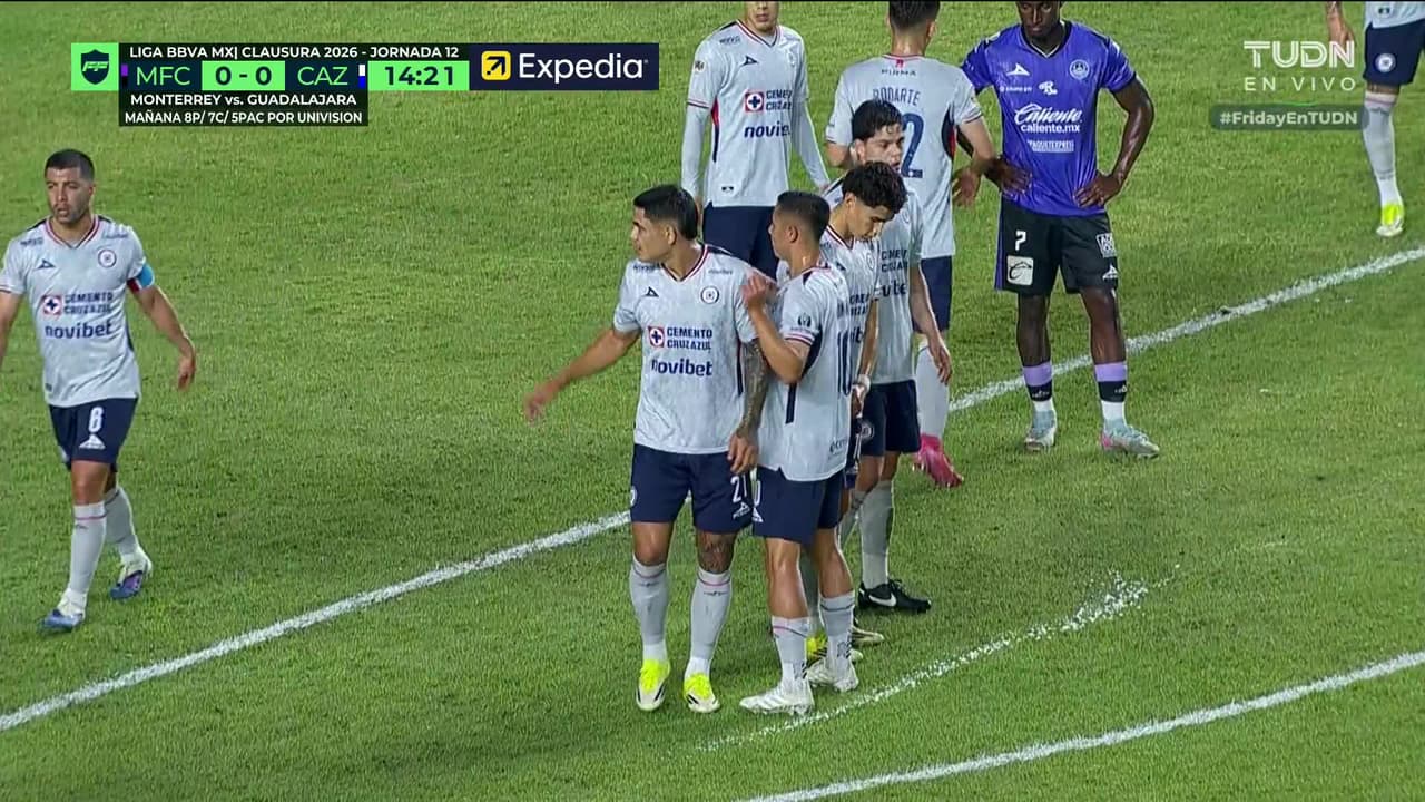 ¡CERCA! Mauro Zaleta disparó que se estrella en el poste.