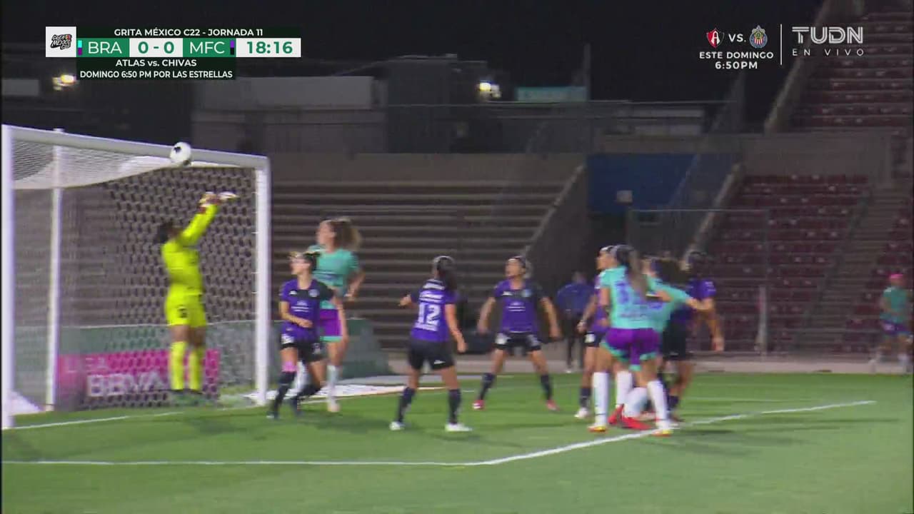 ¡Con las uñas! Alondra saca con reflejos el remate de Paola