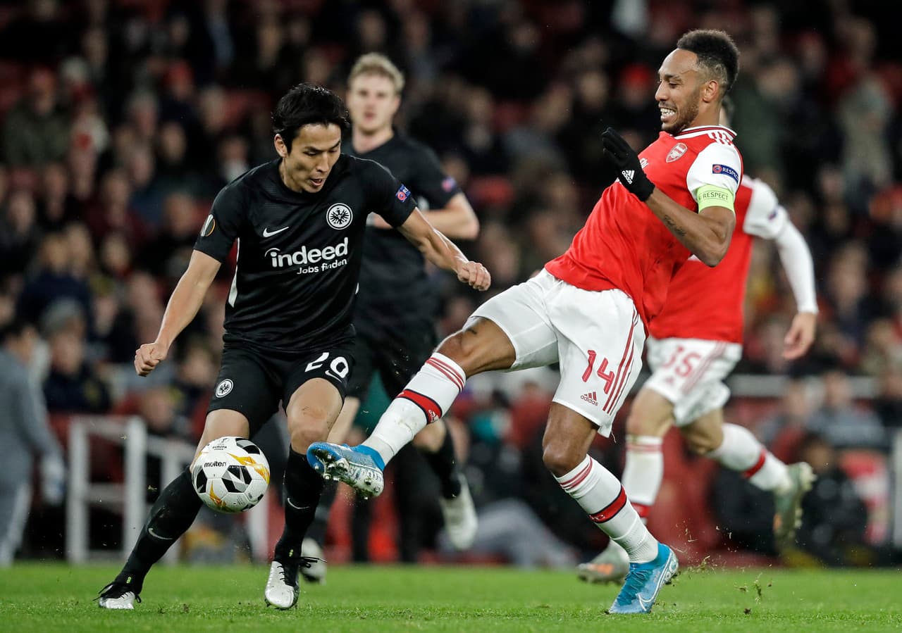 Frankfurt vence con doblete del japonés Daichi Kamada 2-1 al Arsenal en Londres. Unai Emery, director técnico del Arsenal vive momentos difíciles y más tras esta derrota.