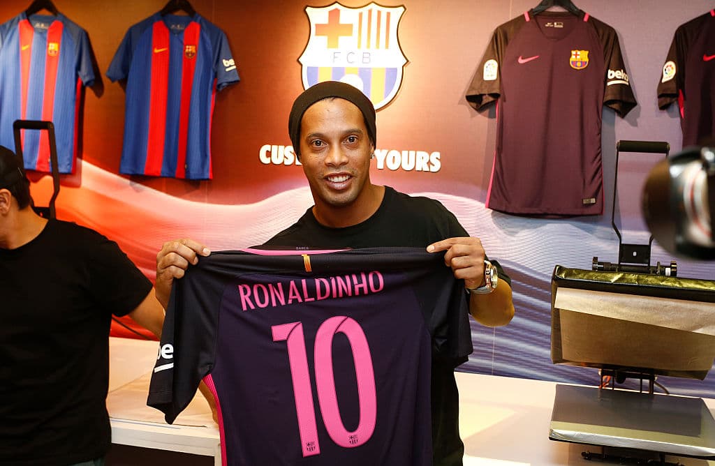 Ronaldinho es embajador del FC Barcelona y es un representante del club alrededor del mundo, por lo que estos problemas sorprenden de forma particular.