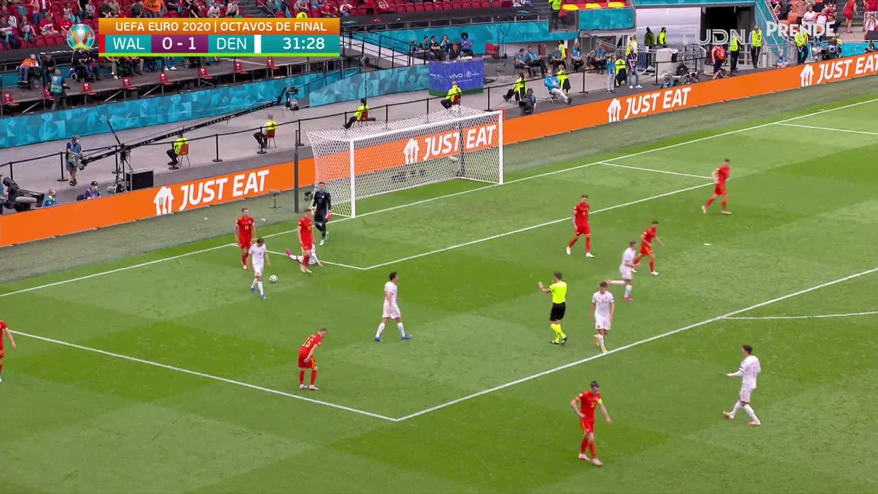 ¡TIRO ATAJADO! disparo por Kasper Dolberg.