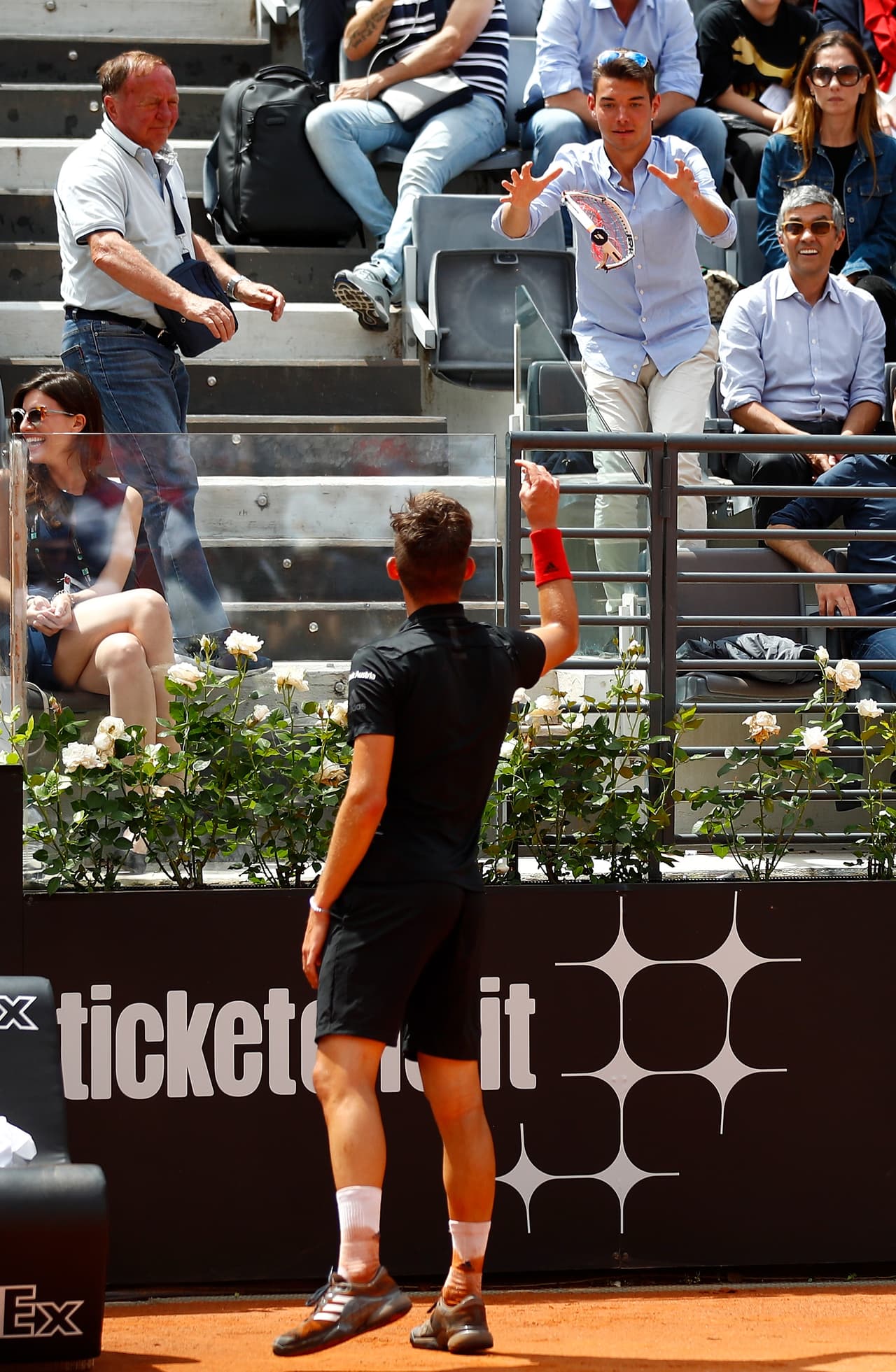 Al final, la herramienta destruída fue lanzada a los fanáticos como un recuerdo de este hecho, que marcó la derrota del austríaco.