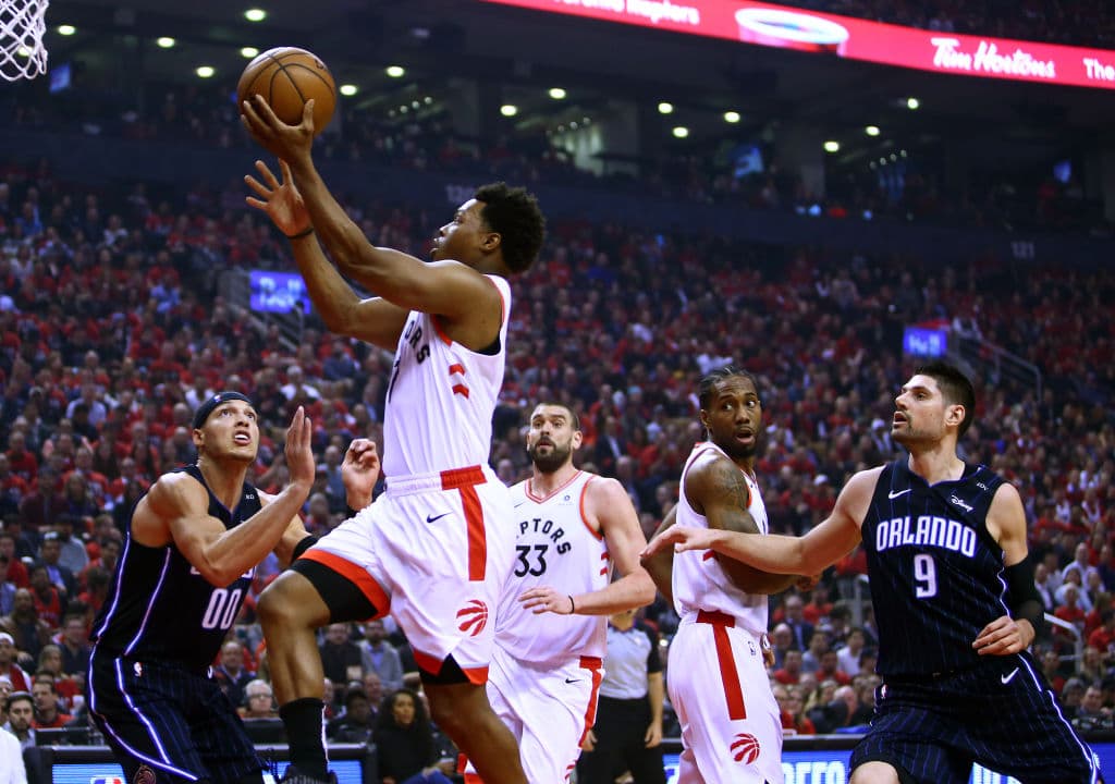 La noche del pasado sábado, Lowry se fue 0-7 en tiros de campo y no solo eso, se le vio sin confianza y por ese motivo prefería pasar en la segunda mitad antes que tirar. Esta noche las cosas cambiaron al encestar 8 de 13.