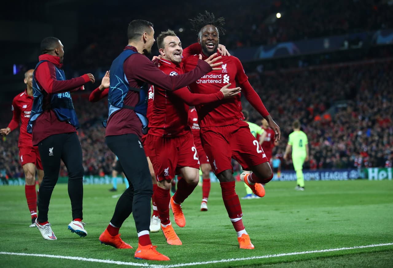 Divock Origi de Liverpool celebra con Xherdan Shaqiri tras marca el cuarto gol de su equipo durante el partido de Vuelta de la Semifinal de la UEFA Champions League contra el Barcelona en Anfield el 7 de mayo de 2019.