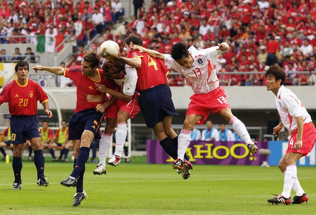 La historia con los coreanos se extendió a la siguiente ronda en la que enfrentaron a España en Gwangju. Muy similar a lo de Italia, el árbitro egipcio Gamal Al Ghandour tuvo una actuación muy polémica. Primero, con este gol anulado a los ibéricos por supuesta falta.