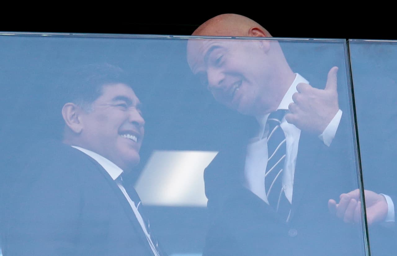 La FIFA tampoco ha quedado fuera del radar de las críticas de Maradona, quien durante la época de Joseph Blatter los trató de 'corruptos'. Ahora, con Gianni Infantino la relación ha mejorado.
