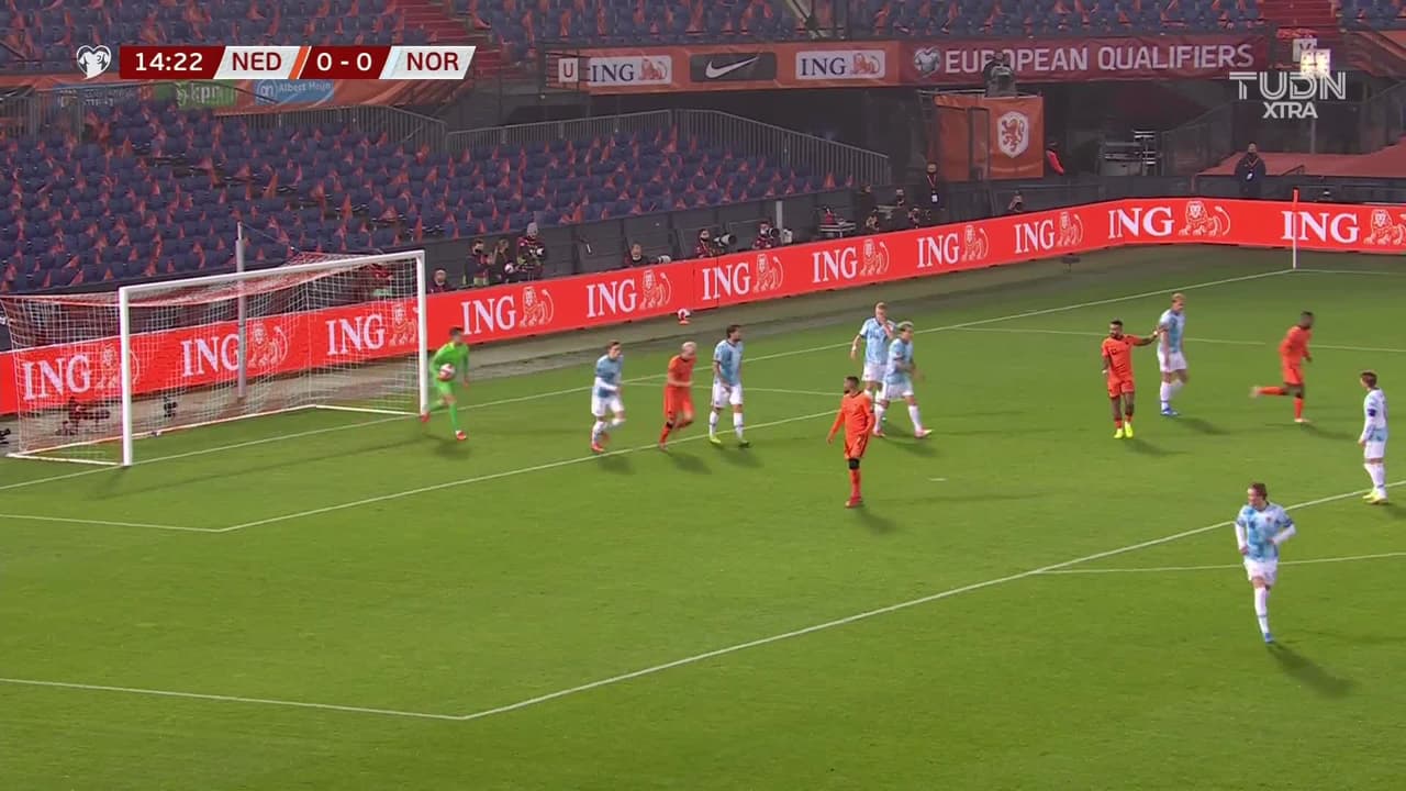 ¡TIRO ATAJADO! disparo por Memphis Depay.