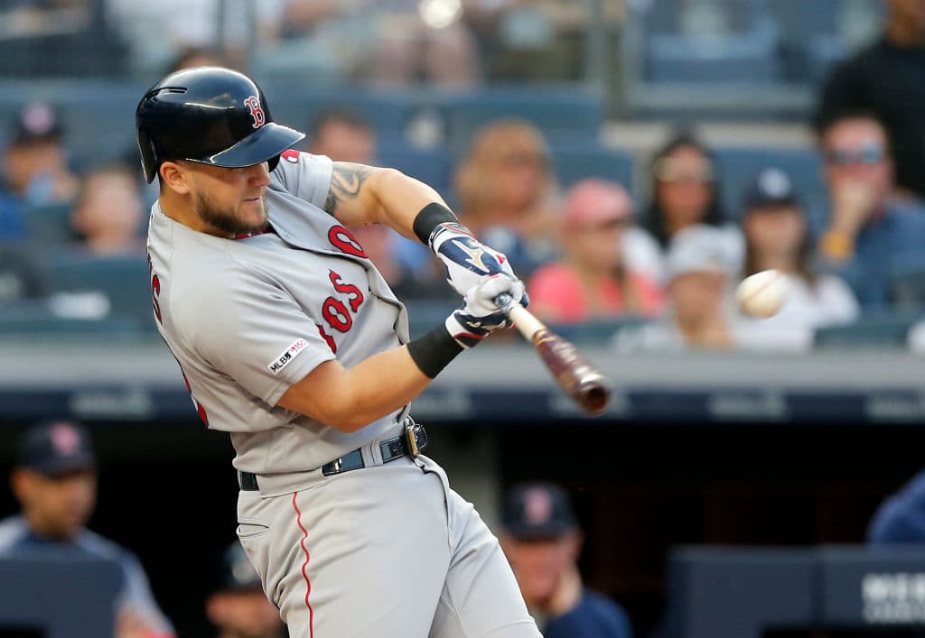 Boston cortó una racha perdedora de cuatro partidos y mejoró a marca de 1-4 esta temporada ante los Yankees, evitando una barrida en una serie que debió acortarse por la lluvia. Rayos y truenos aparecieron en el octavo inning mientras New York trató de venir de atrás ante un inefectivo relevo de Matt Barnes, quien lució sumamente incómodo en el montículo incluso después de que los trabajadores de mantenimiento hicieran labores de reparación en la loma.