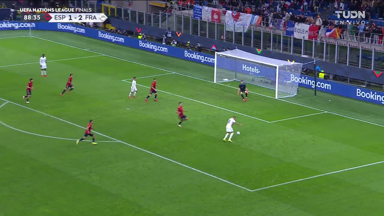 ¡TIRO ATAJADO! disparo por Mikel Oyarzabal.