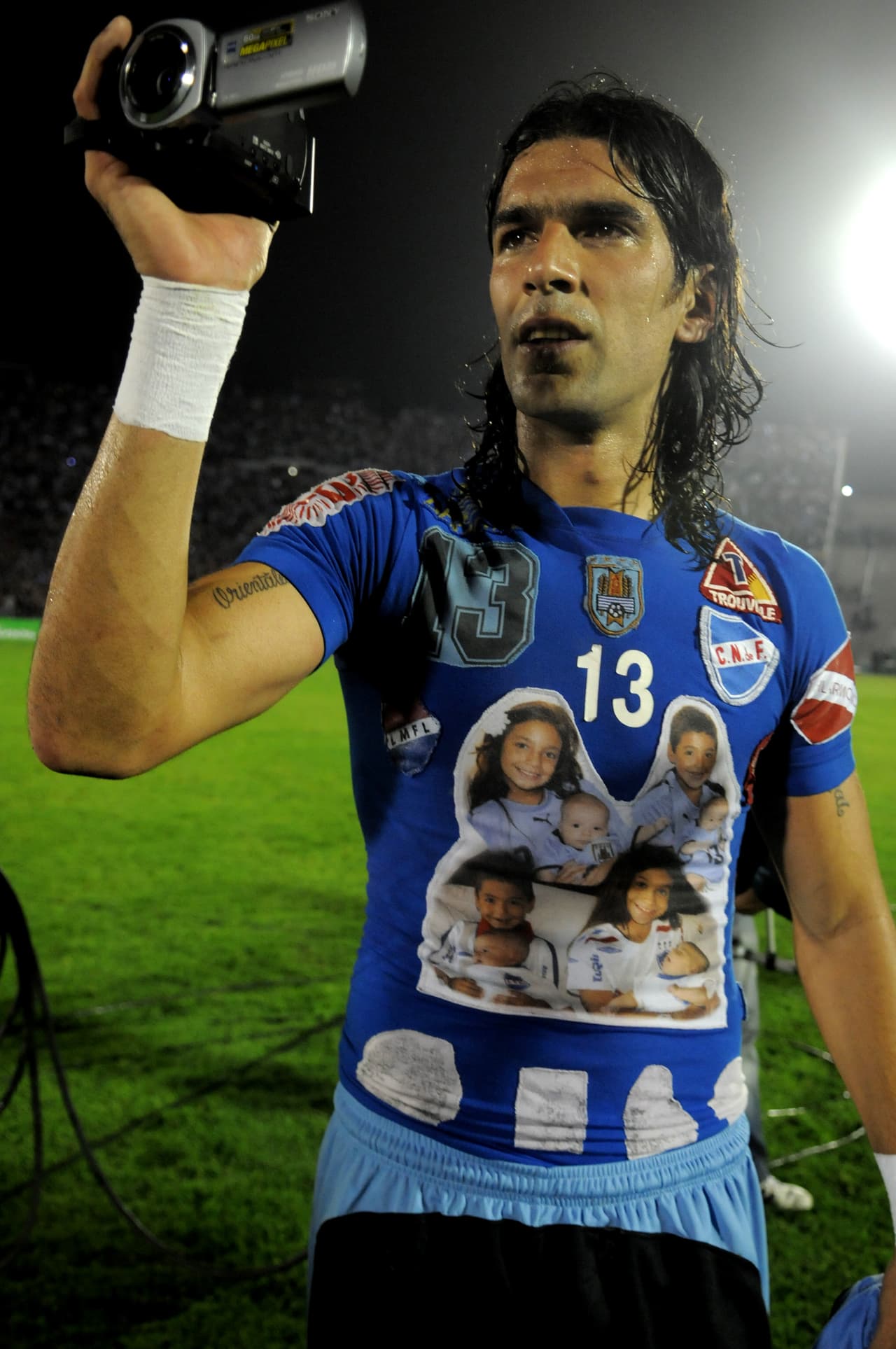 Otro fue Sebastián 'El Loco' Abreu, quien siempre portó debajo una camisa con el escudo del Nacional de Montevideo y las fotos de sus hijas.