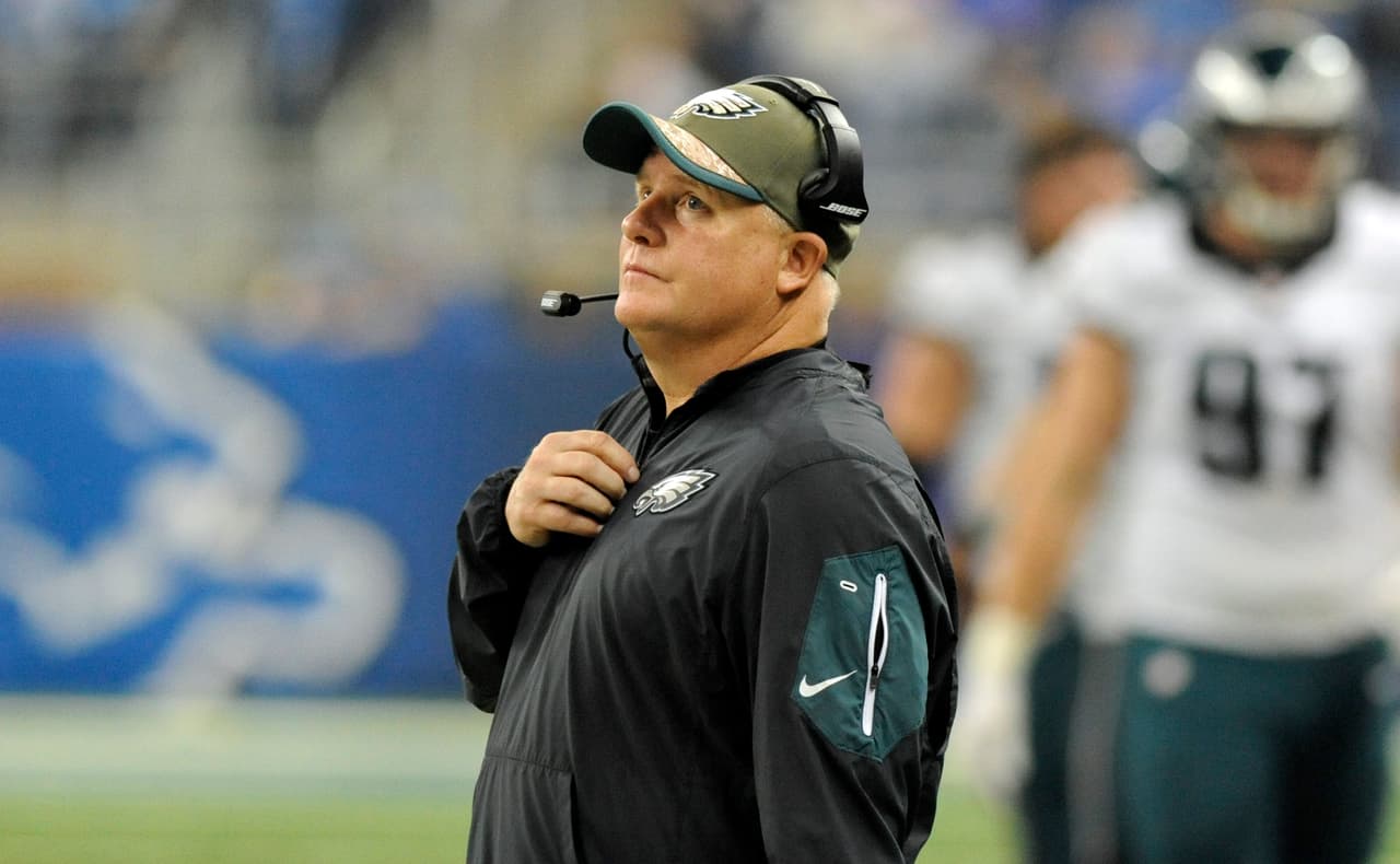 PHILADELPHIA EAGLES - El que está en pleno derrumbe es Chip Kelly con todo y su supuestamente innovador estilo de jugar futbol americano. Tienen 3 derrotas consecutivas, 90 puntos permitidos en 2 partidos, Sam Bradford lesionado y Mark Sánchez perdido. Philadelphia está 4 - 7 en la mediocre División Este de la NFC, increíblemente no lejos del líder NY Giants.