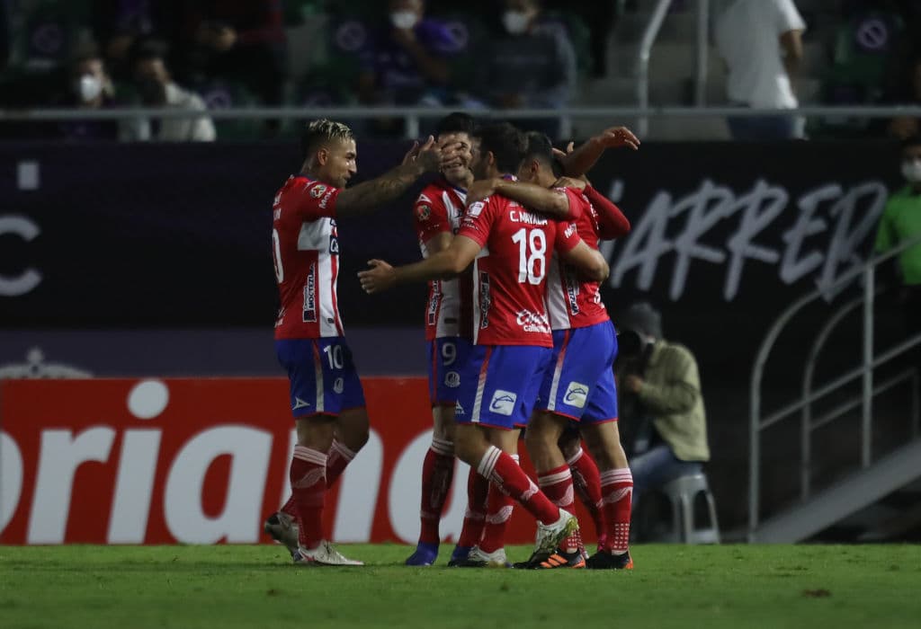 Nicolás Ibáñez (16’, 38’) abrió el marcador y amplió la diferencia desde los once pasos. Germán Berterame (62’) hizo el tercero para concretar la goleada en El Kraken. En la siguiente fecha, los cañoneros visitarán Juárez y los de San Luis recibirán a Santos.