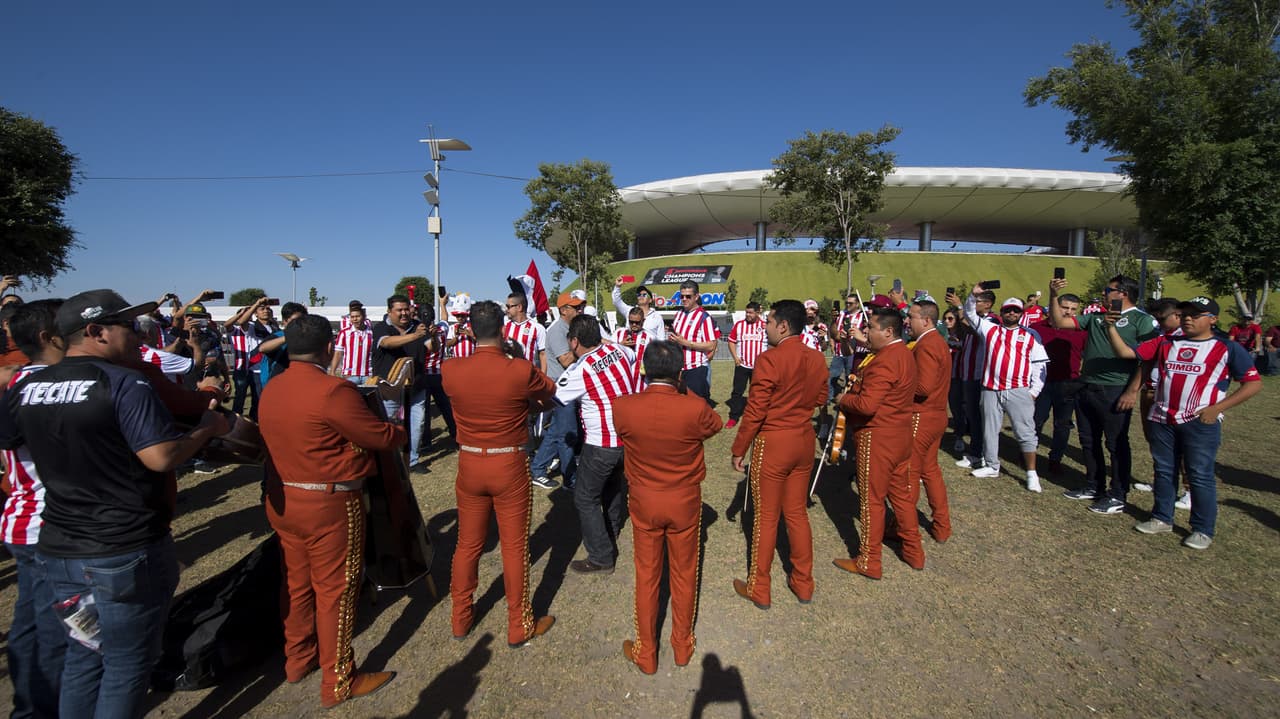 En los alrededores el estadio Akron la alegría y emoción la pusieron los aficionados de las Chivas que entusiasmados por un nuevo título de su equipo llegaron en gran número para ver la final de la Concacaf Liga de Campeones ante Torotno F.C.
