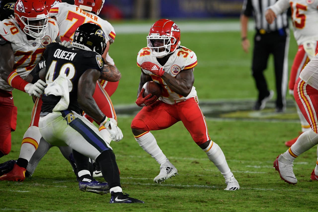 Patrick Mahomes supera las 350 yardas por aire, manda cuatro pases de touchdown y mete uno más por tierra en la victoria 34-20 sobre los Baltimore Ravens.