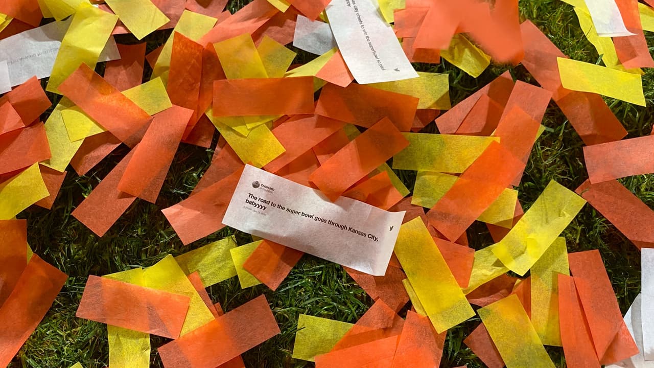 Para los fanáticos que no pudieran asistir al Super Bowl, la NFL pidió usar el hashtag #NFLTwitter para que sus mensajes pudieran ser leídos y qué forma tan original de hacerlo, en el confeti.