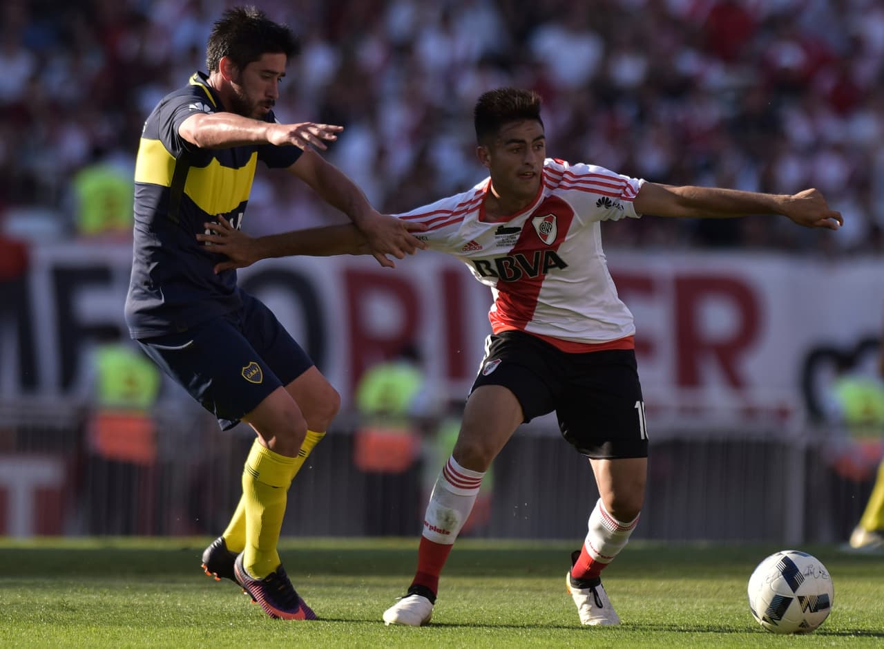 BUENOS AIRES, ARGENTINA - DECEMBER 11: Gonzalo Martinez of River Plate and Pablo Perez of Boca Juniors fight for the ball during a match between River Plate and Boca Juniors as part of Torneo Primera Division 2016/17 at Monumental Stadium on December 11, 2016 in Buenos Aires, Argentina. (Photo by Amilcar Orfali/LatinContent/Getty Images)
