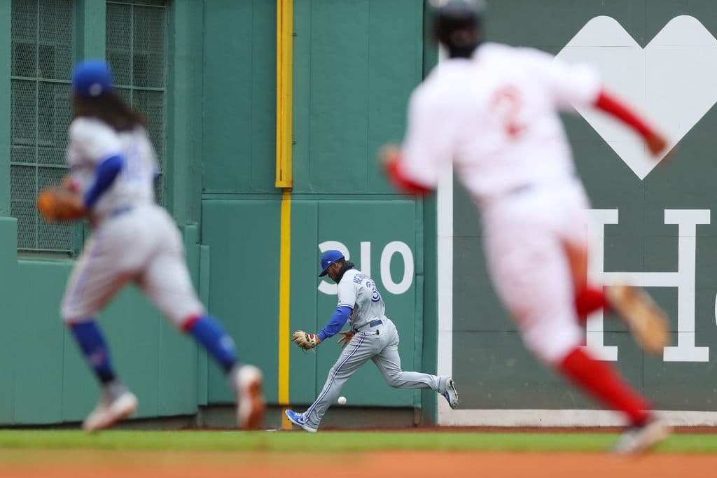 Rafael Devers conectó un doblete con ayuda de una pifia del jardinero izquierdo de Toronto Teoscar Hernández en el sexto inning para poner la pizarra 5-4 aún en favor de la novena canadiense. Fue lo más cerca que estuvo Boston de una remontada.